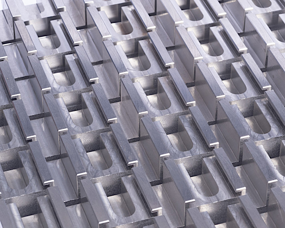 Ein gefrästes Teil mit einer T-Nut